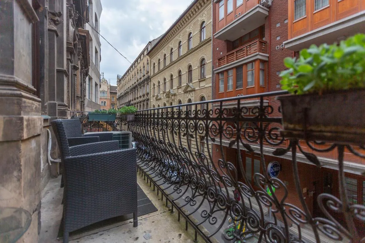Spacious & Cozy Downtown Apartment With Balcony ブダペスト