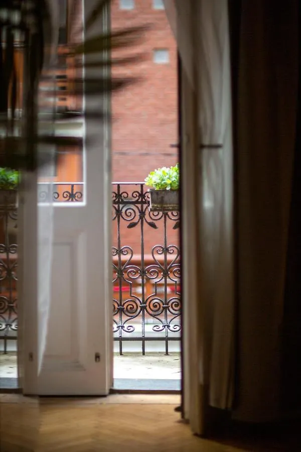 Spacious & Cozy Downtown Apartment With Balcony ブダペスト