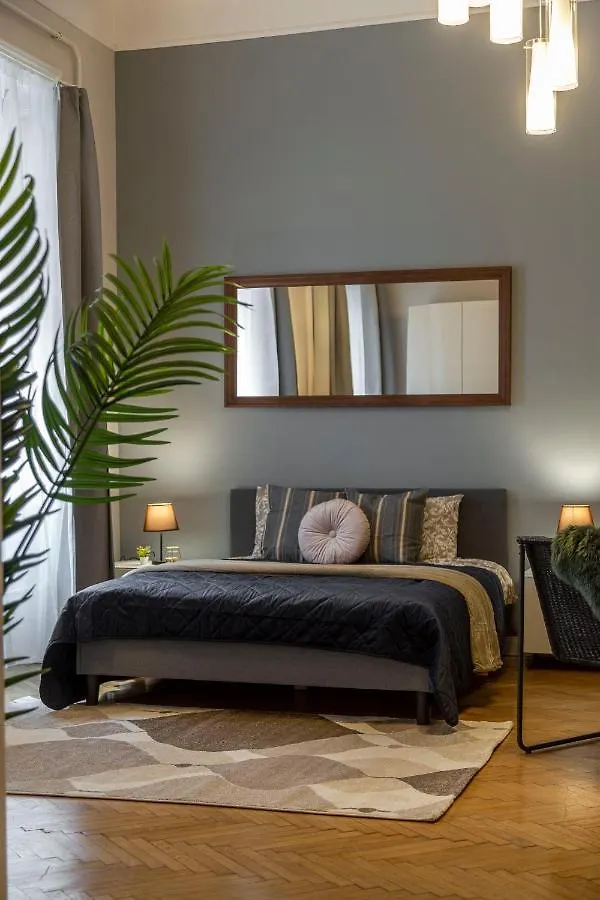 Spacious & Cozy Downtown Apartment With Balcony ブダペスト