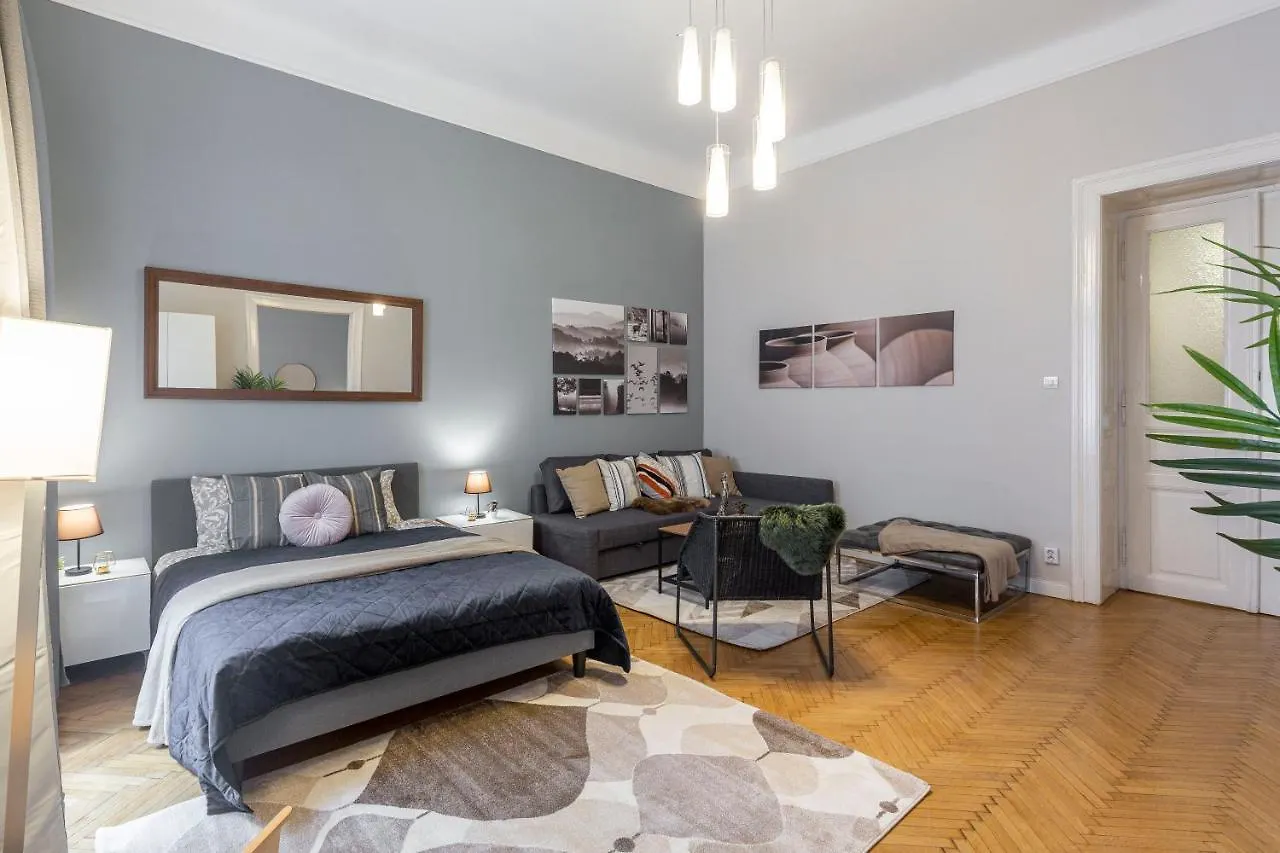 Spacious & Cozy Downtown Apartment With Balcony ブダペスト