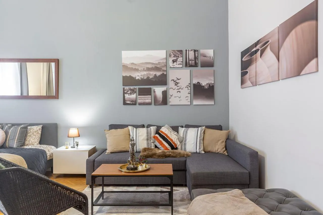 Spacious & Cozy Downtown Apartment With Balcony ブダペスト