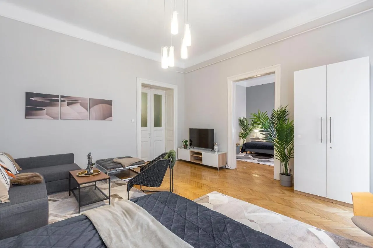 Spacious & Cozy Downtown Apartment With Balcony ブダペスト ハンガリー