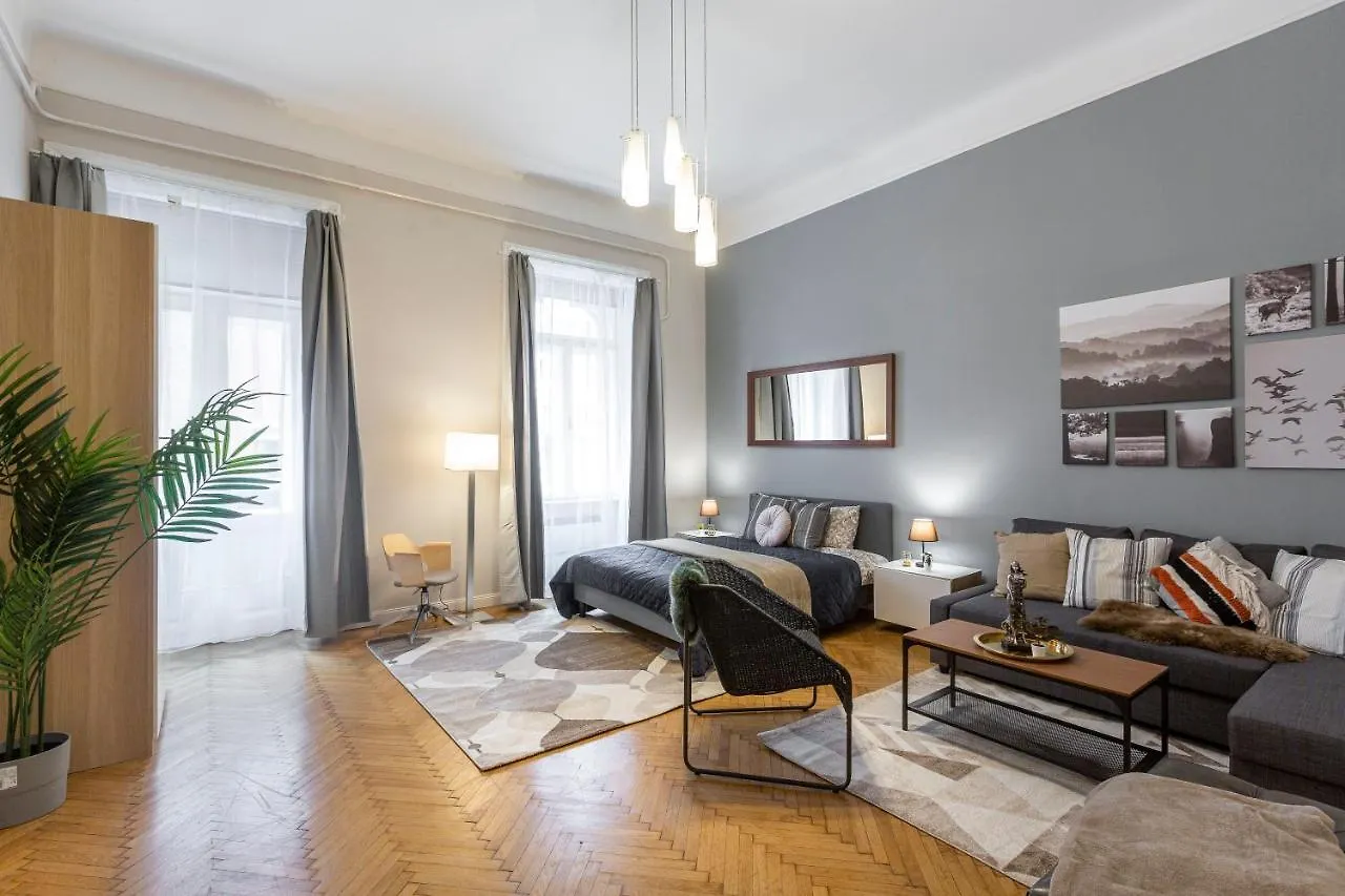 Spacious & Cozy Downtown Apartment With Balcony ブダペスト 0*,  ハンガリー