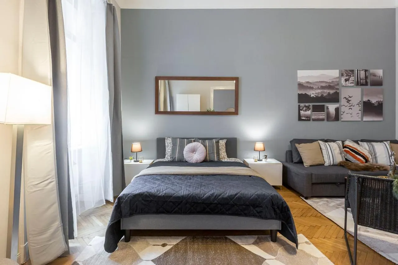 Spacious & Cozy Downtown Apartment With Balcony ブダペスト ハンガリー