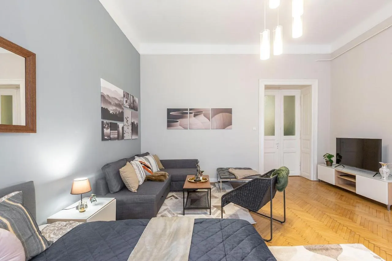 Spacious & Cozy Downtown Apartment With Balcony ブダペスト