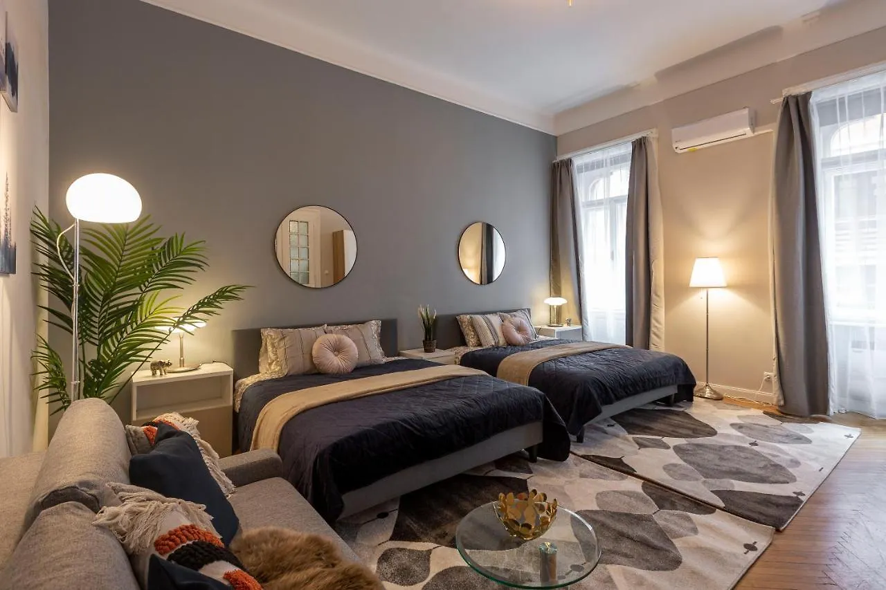 Spacious & Cozy Downtown Apartment With Balcony ブダペスト