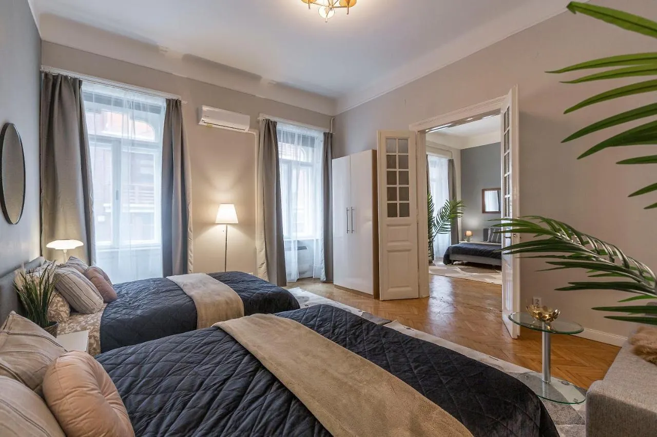 Spacious & Cozy Downtown Apartment With Balcony ブダペスト 0*,