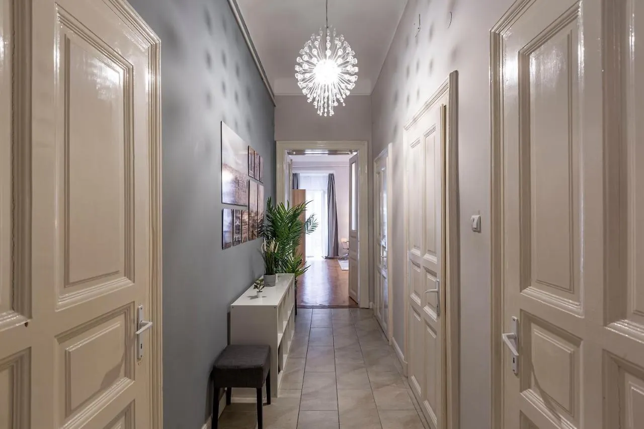 Spacious & Cozy Downtown Apartment With Balcony ブダペスト