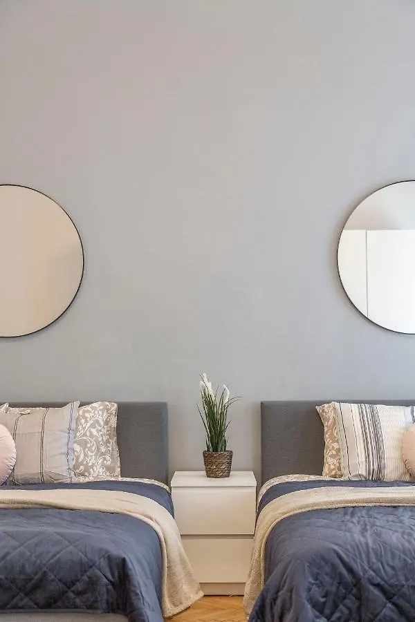 Spacious & Cozy Downtown Apartment With Balcony ブダペスト