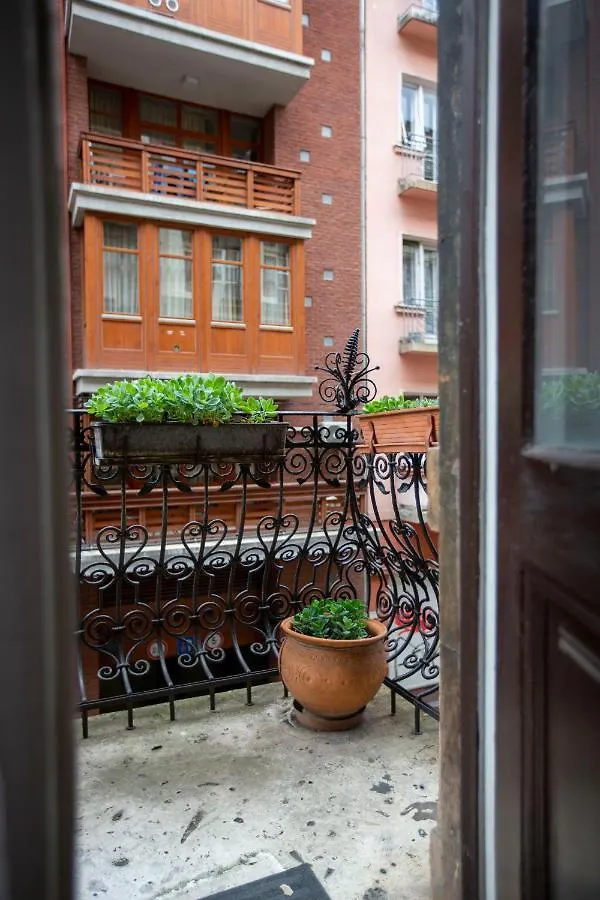 Spacious & Cozy Downtown Apartment With Balcony ブダペスト ハンガリー