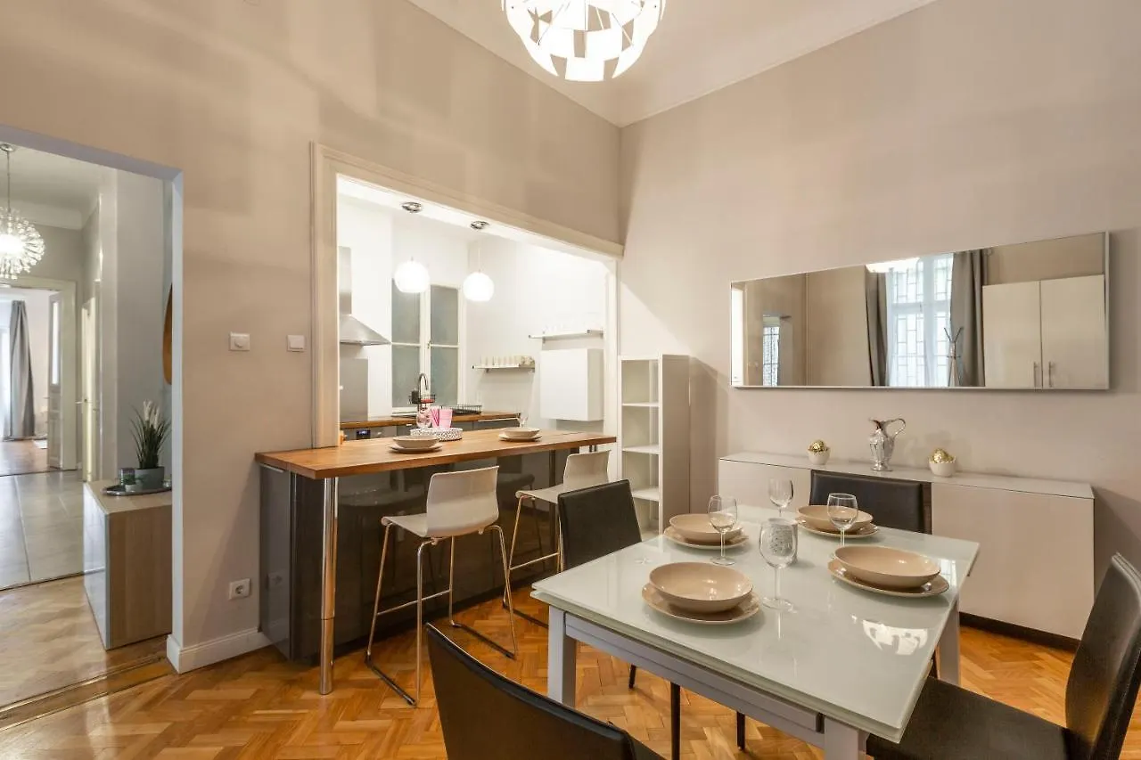 Spacious & Cozy Downtown Apartment With Balcony ブダペスト