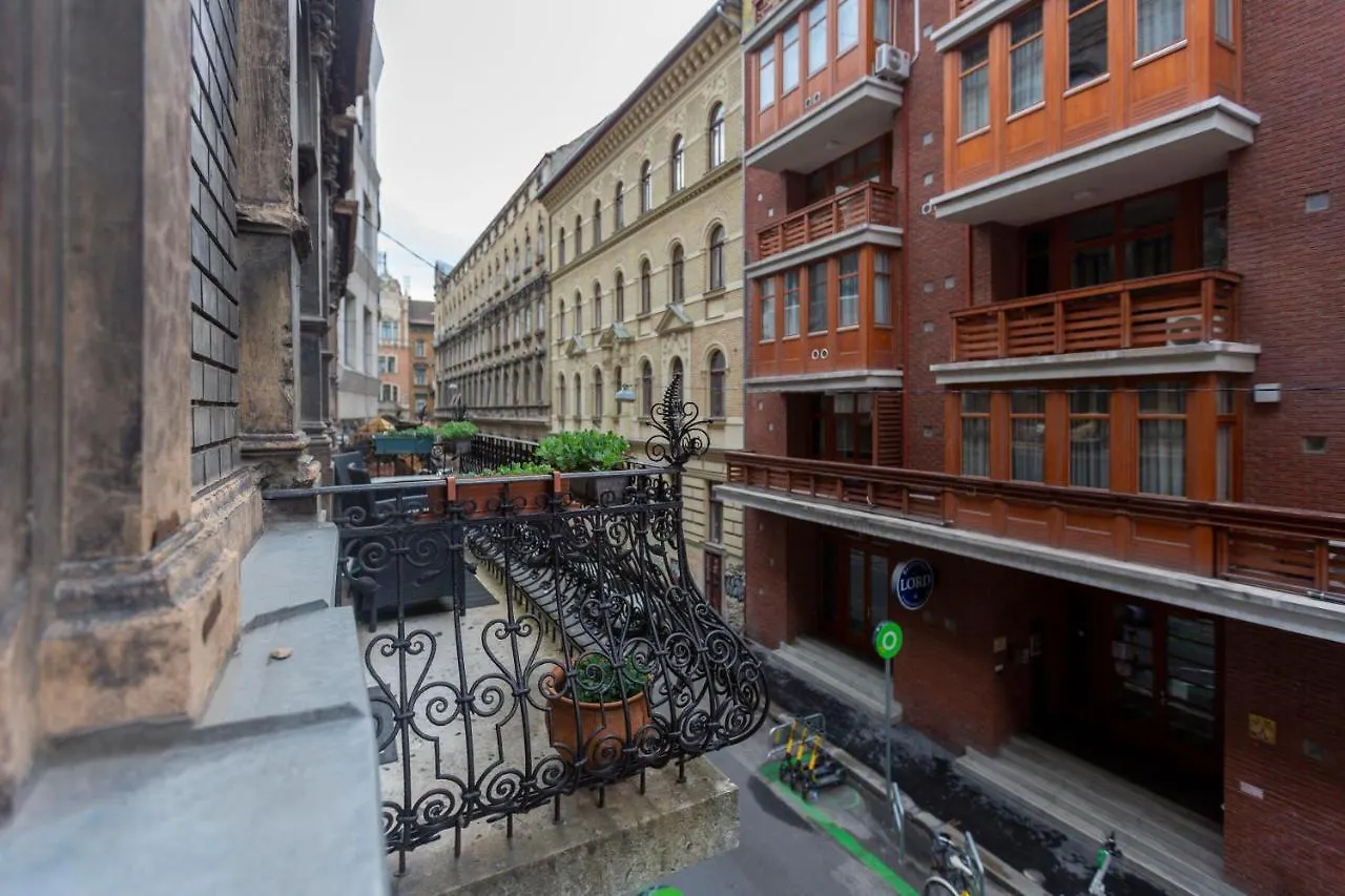 Spacious & Cozy Downtown Apartment With Balcony ブダペスト ハンガリー