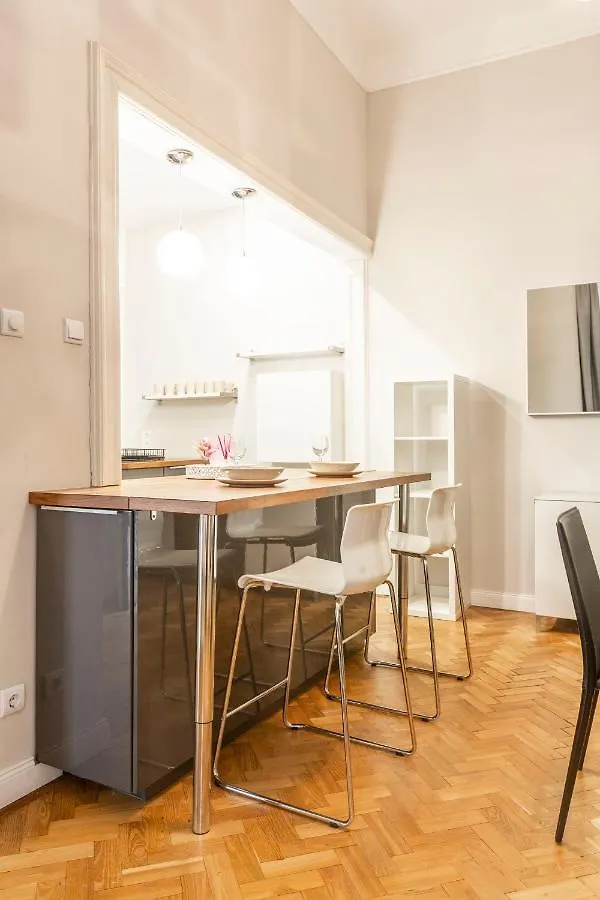 Spacious & Cozy Downtown Apartment With Balcony ブダペスト ハンガリー