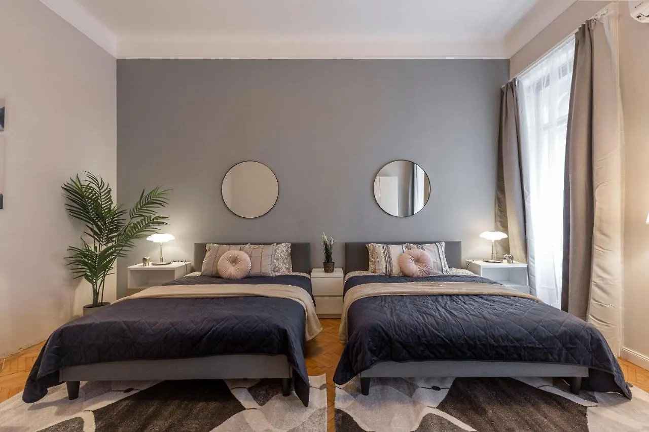 Spacious & Cozy Downtown Apartment With Balcony ブダペスト