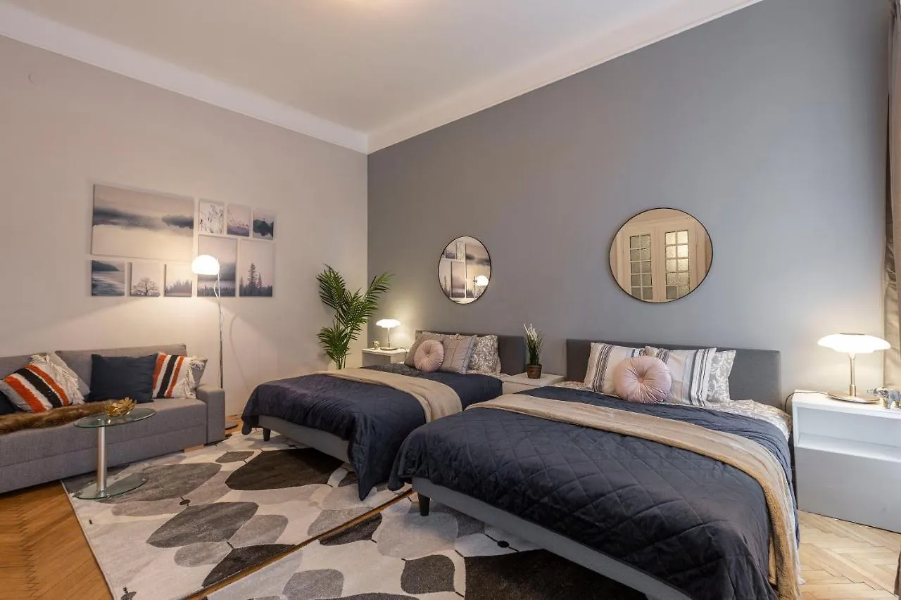 Spacious & Cozy Downtown Apartment With Balcony ブダペスト ハンガリー
