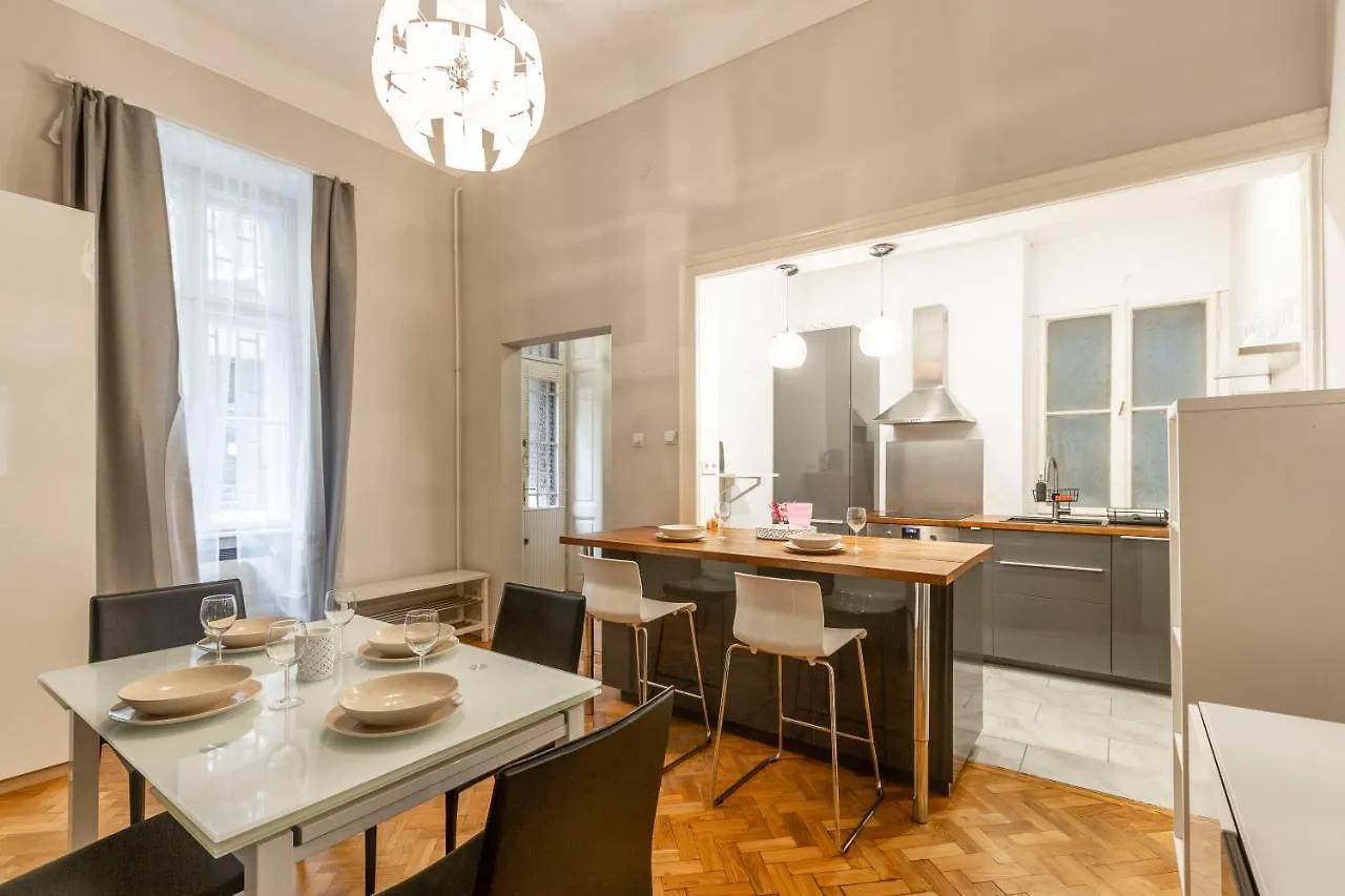 Spacious & Cozy Downtown Apartment With Balcony ブダペスト 0*,